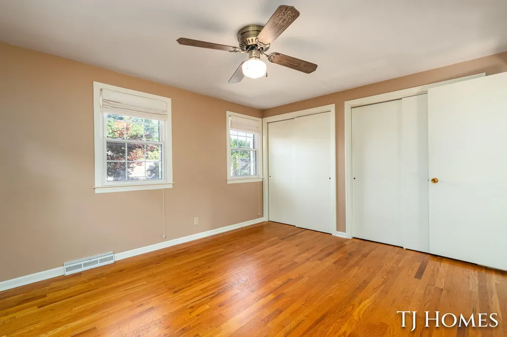 8 Wallinwood Avenue NE Grand Rapids City MI 49503