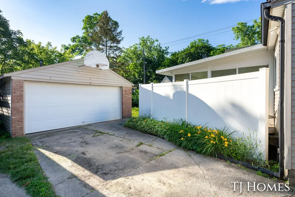 8 Wallinwood Avenue NE Grand Rapids City MI 49503