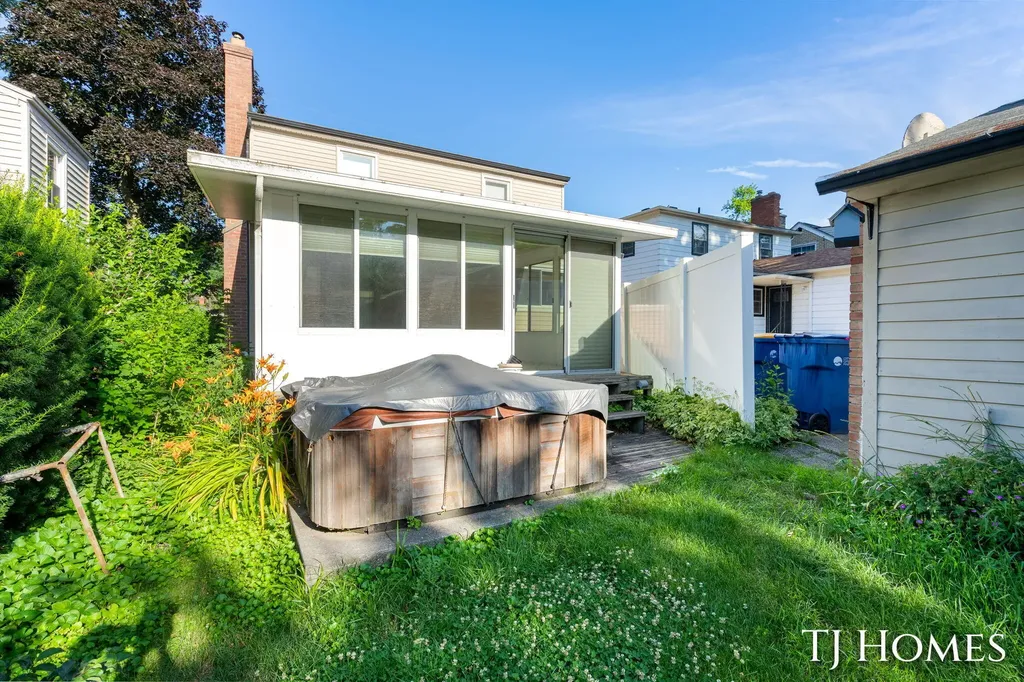 8 Wallinwood Avenue NE Grand Rapids City MI 49503