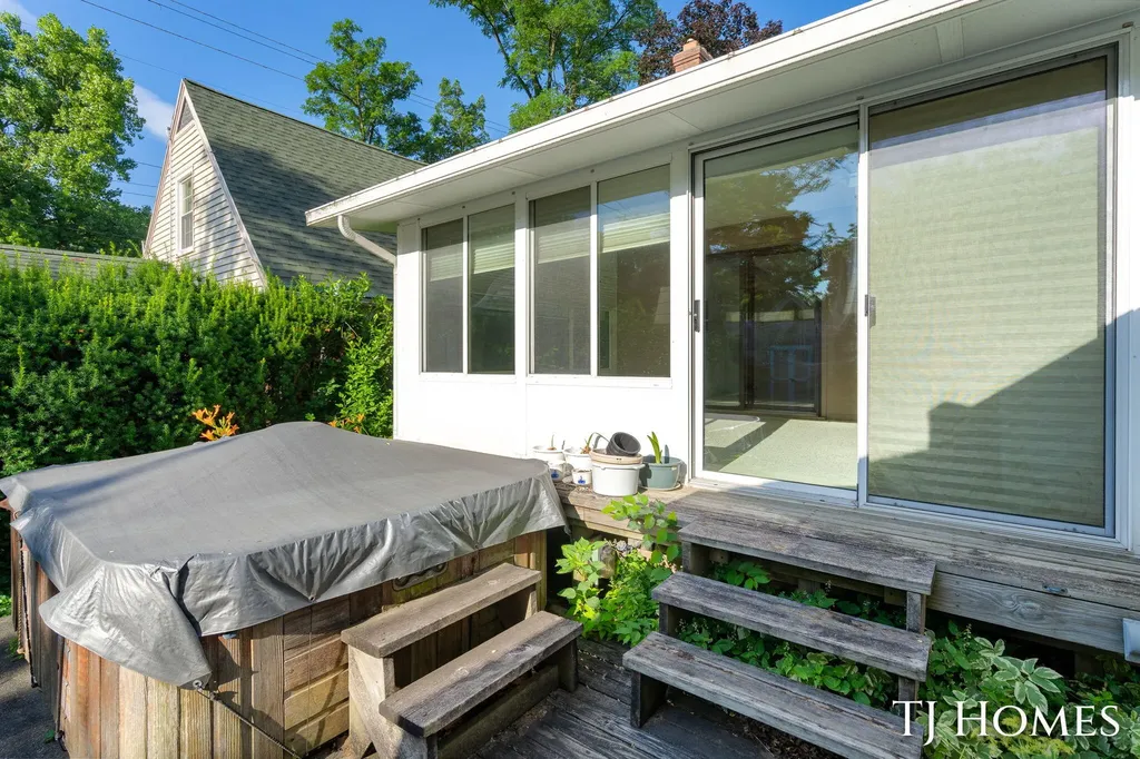 8 Wallinwood Avenue NE Grand Rapids City MI 49503