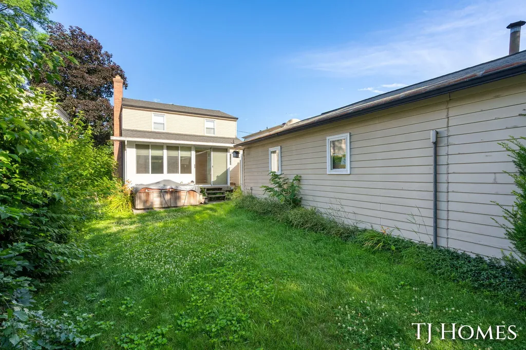 8 Wallinwood Avenue NE Grand Rapids City MI 49503