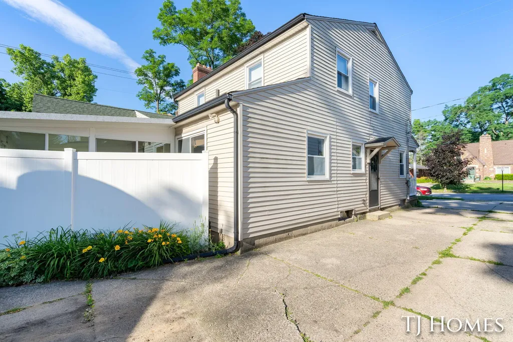 8 Wallinwood Avenue NE Grand Rapids City MI 49503