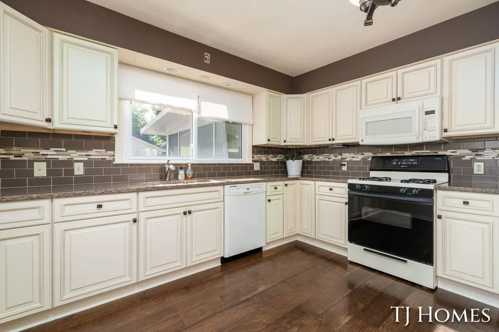 8 Wallinwood Avenue NE Grand Rapids City MI 49503