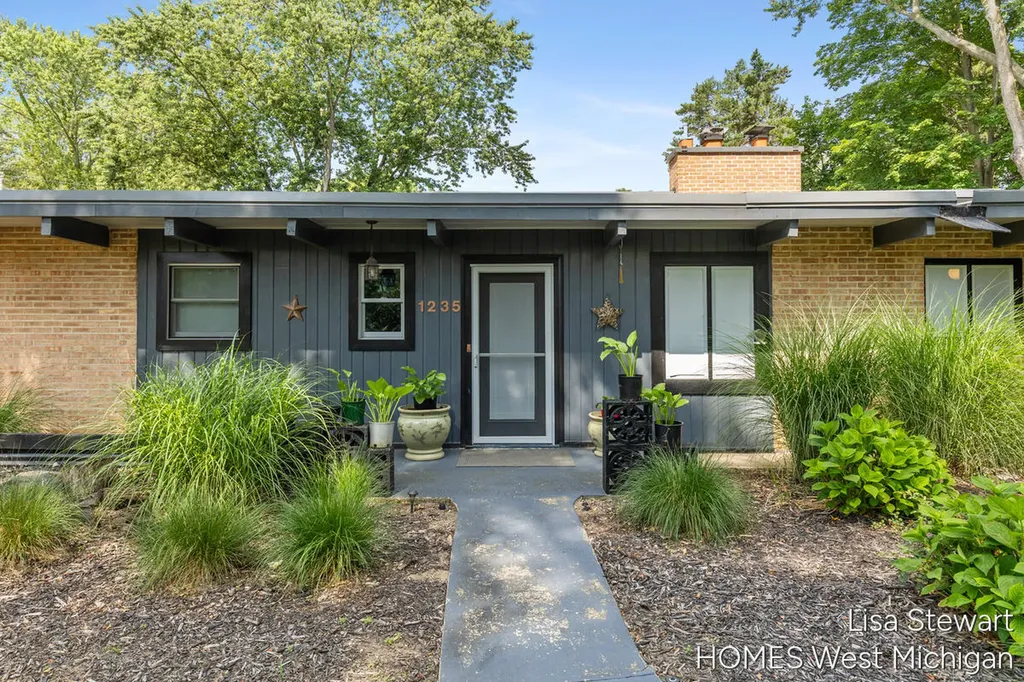 1235 Thornapple River Drive SE Cascade Charter Township MI 49301