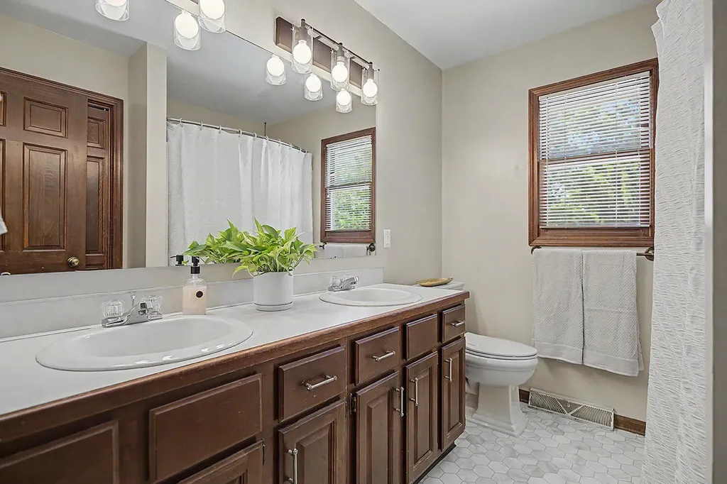 2274 Stowevalley Drive SE Kentwood City MI 49508