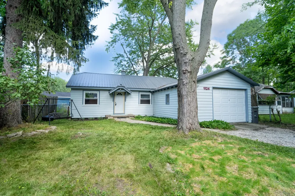 1124 Kusterer Drive NW Walker City MI 49534