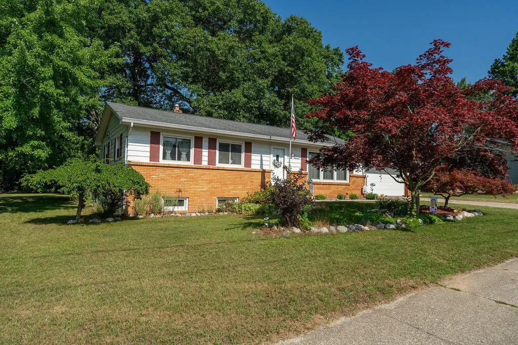 2535 Powers Avenue NW Walker City MI 49544