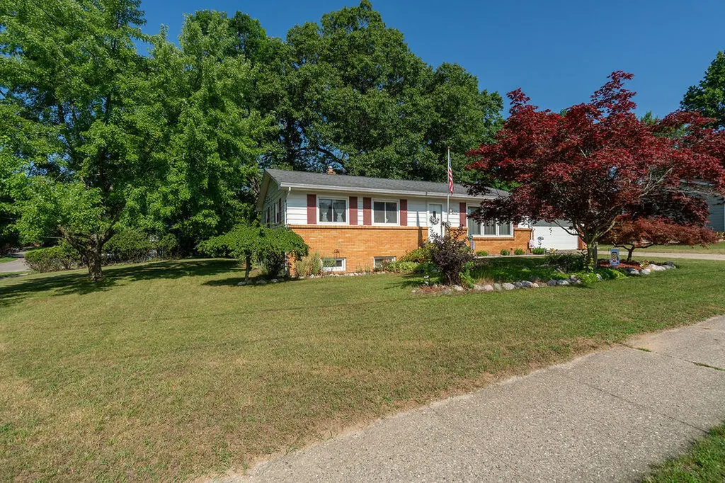 2535 Powers Avenue NW Walker City MI 49544
