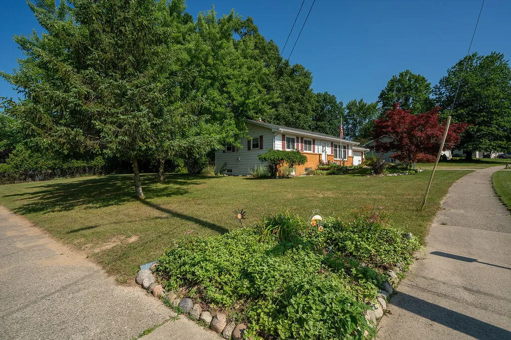 2535 Powers Avenue NW Walker City MI 49544