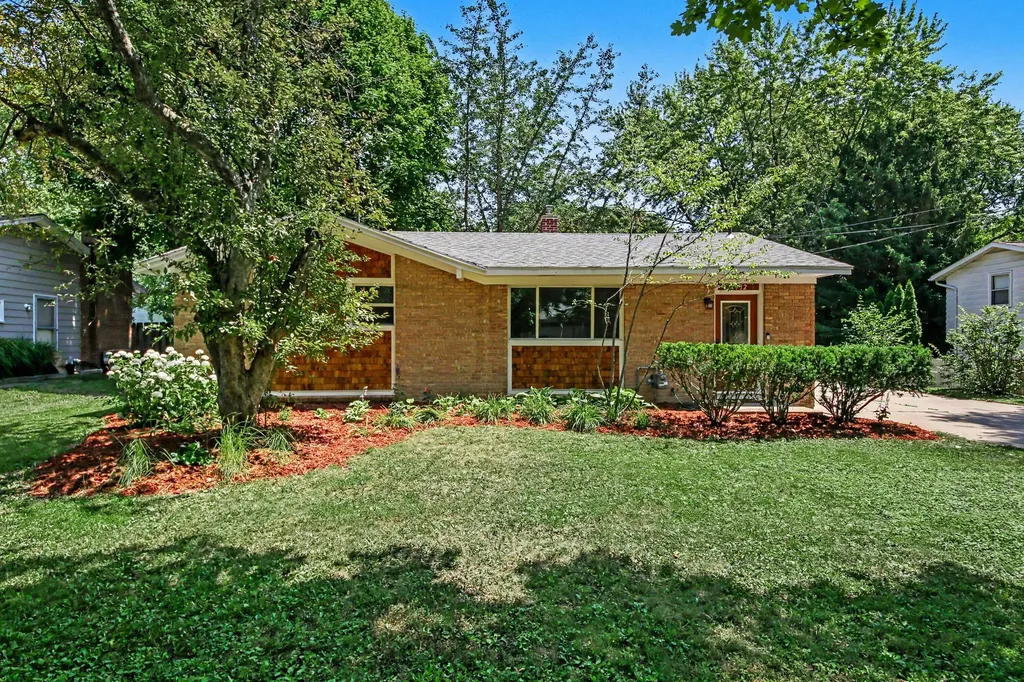 1932 Ridgemoor Drive SE Grand Rapids City MI 49506