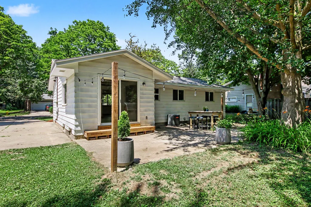 1932 Ridgemoor Drive SE Grand Rapids City MI 49506