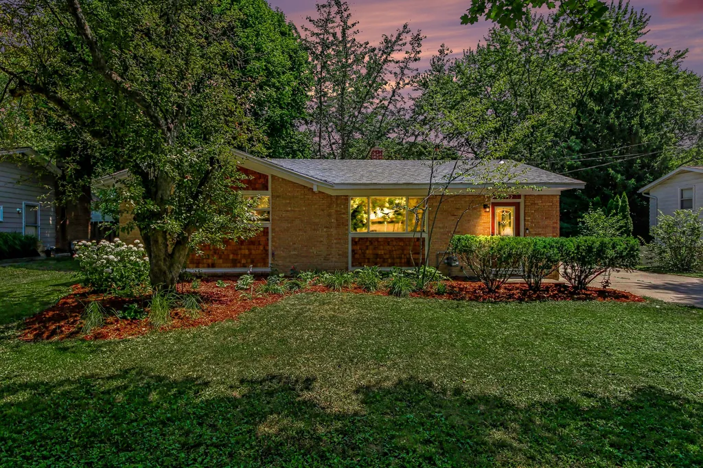 1932 Ridgemoor Drive SE Grand Rapids City MI 49506