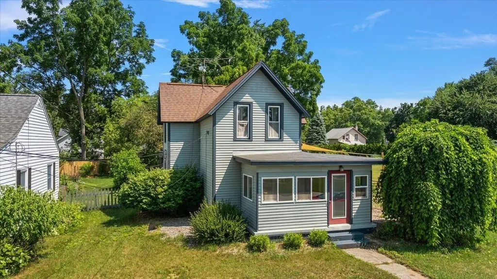 903 Cogswell Street NW Walker City MI 49544