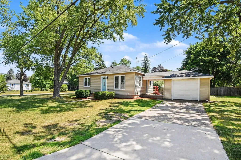 5134 Heyboer Avenue SE Kentwood City MI 49548