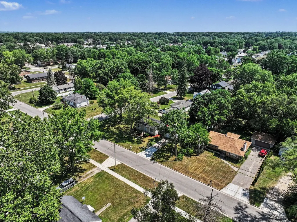 5134 Heyboer Avenue SE Kentwood City MI 49548