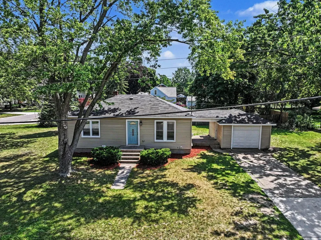 5134 Heyboer Avenue SE Kentwood City MI 49548