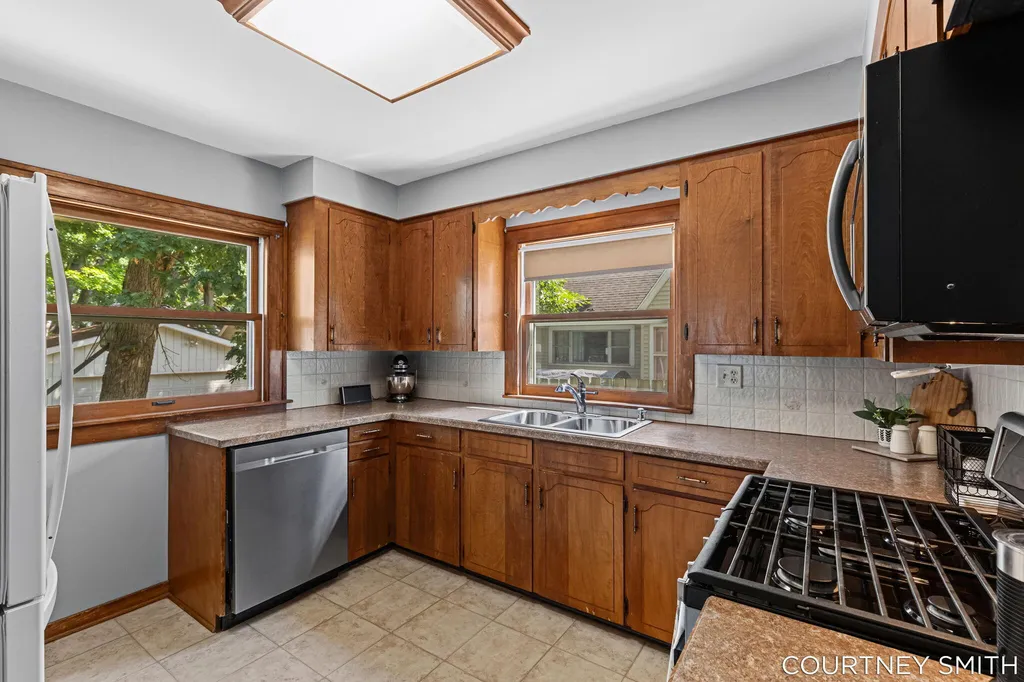 2626 Forest Grove Avenue SW Wyoming City MI 49519