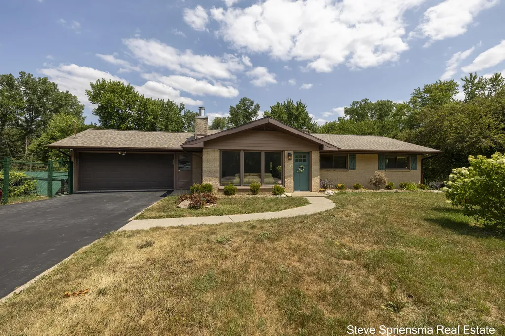 4372 Cordes Avenue NW Alpine Township MI 49321