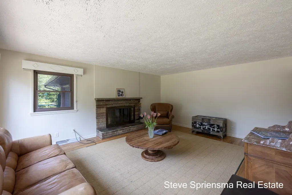 4372 Cordes Avenue NW Alpine Township MI 49321