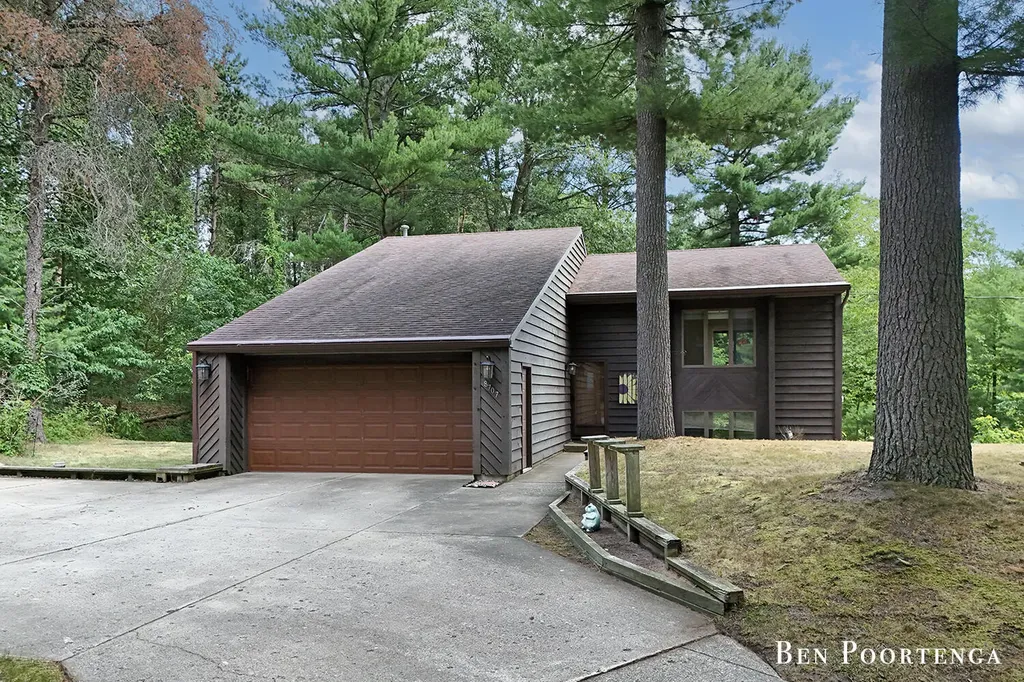 8707 White Fawn Trail NE Cannon Township MI 49341