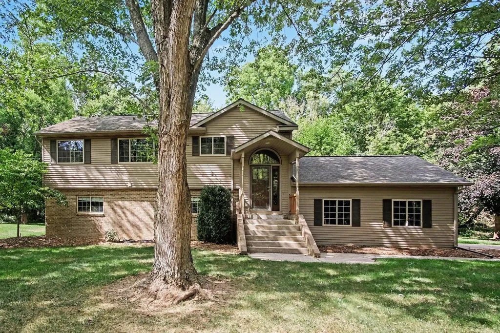 10725 Freeport Avenue Bowne Township MI 49325