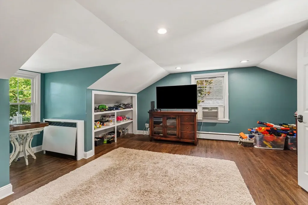 932 Floral Avenue SE East Grand Rapids City MI 49506