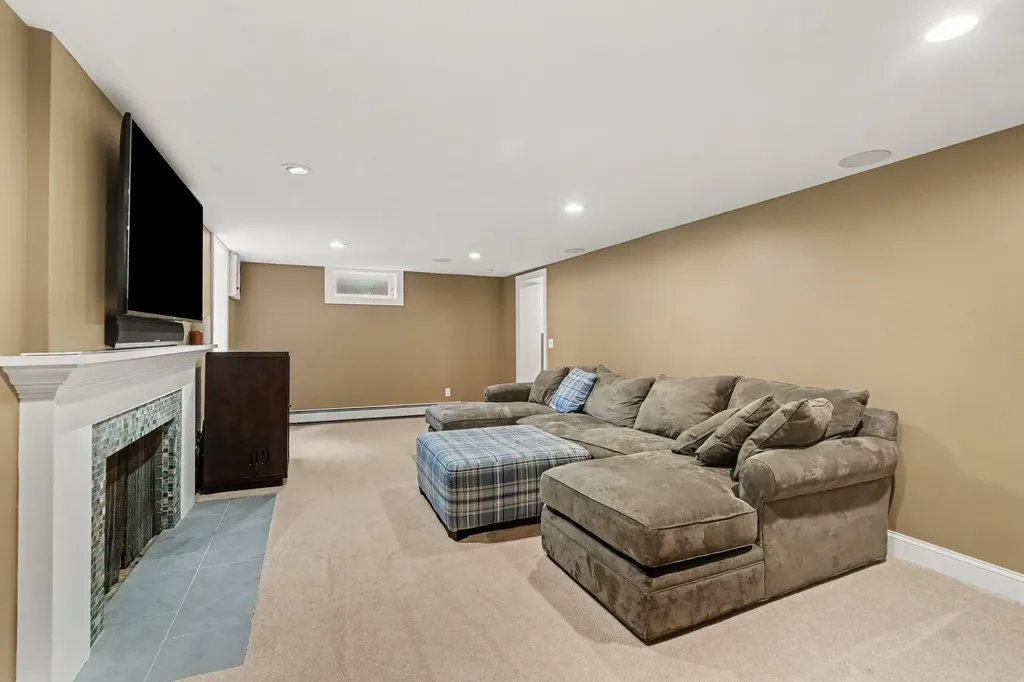 932 Floral Avenue SE East Grand Rapids City MI 49506