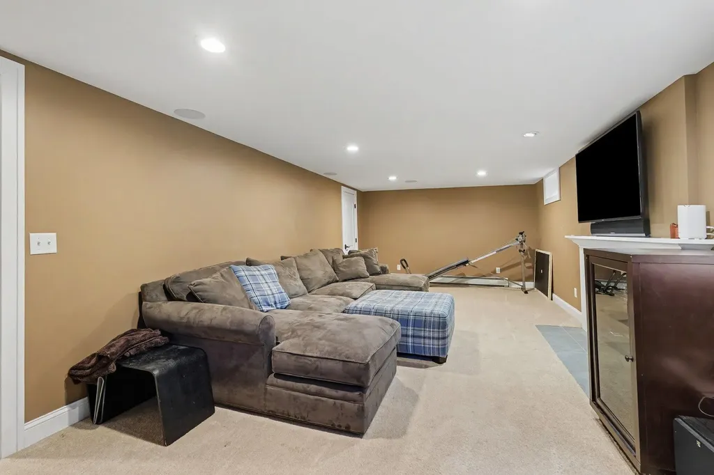 932 Floral Avenue SE East Grand Rapids City MI 49506