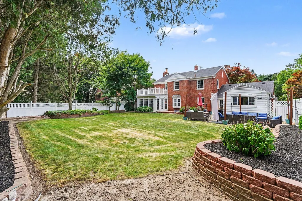932 Floral Avenue SE East Grand Rapids City MI 49506