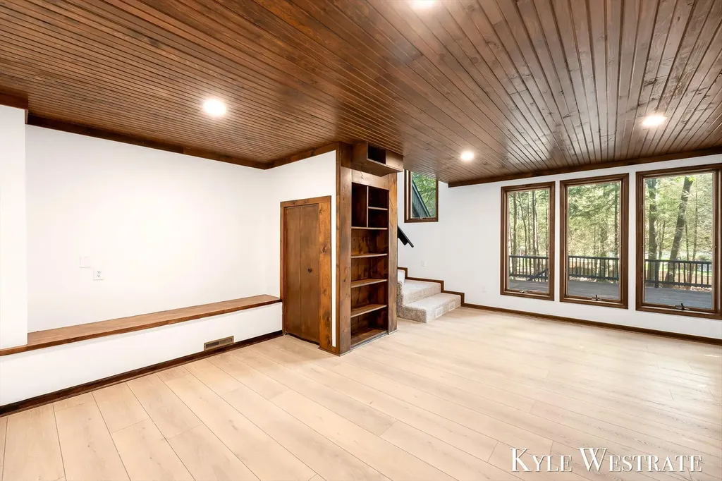 6093 Ridgeview Drive Norton Shores City MI 49441