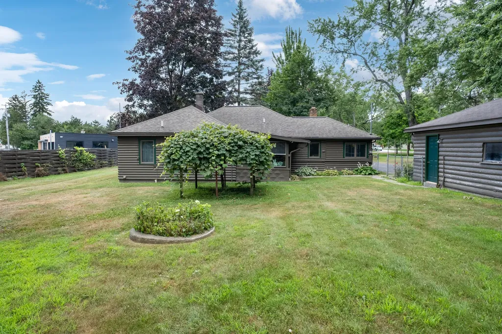4069 NW Richmond Street NW Walker City MI 49534