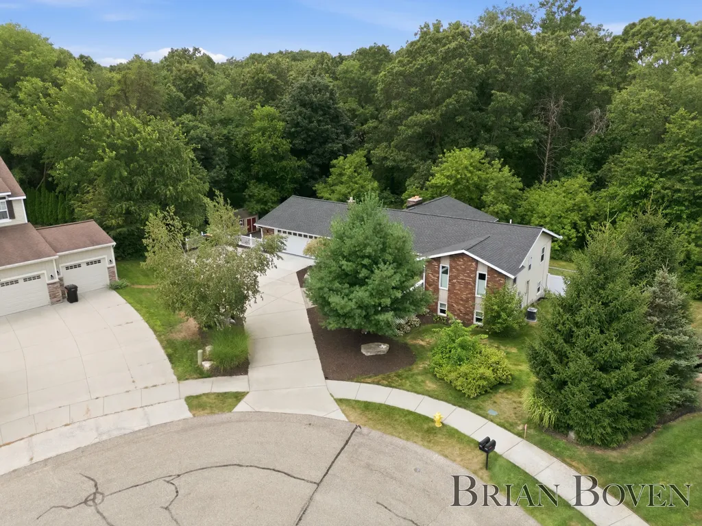 2704 Copper Hill Drive NE Grand Rapids Charter Township MI 49525
