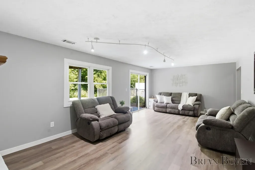 2704 Copper Hill Drive NE Grand Rapids Charter Township MI 49525