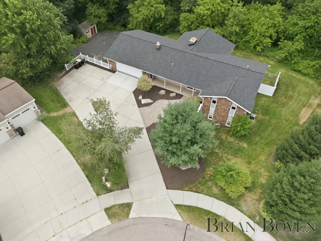 2704 Copper Hill Drive NE Grand Rapids Charter Township MI 49525