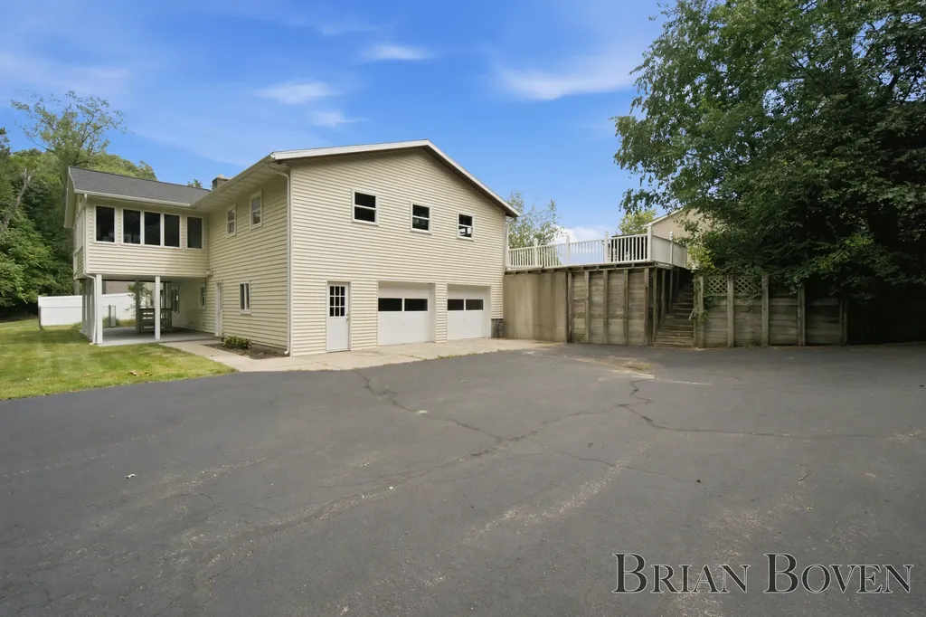 2704 Copper Hill Drive NE Grand Rapids Charter Township MI 49525