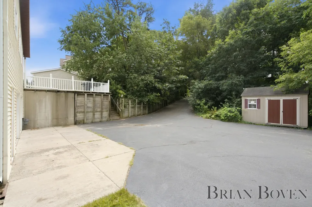 2704 Copper Hill Drive NE Grand Rapids Charter Township MI 49525