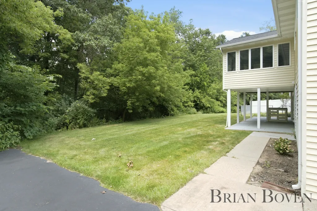 2704 Copper Hill Drive NE Grand Rapids Charter Township MI 49525