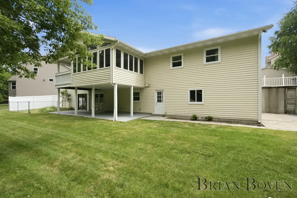 2704 Copper Hill Drive NE Grand Rapids Charter Township MI 49525