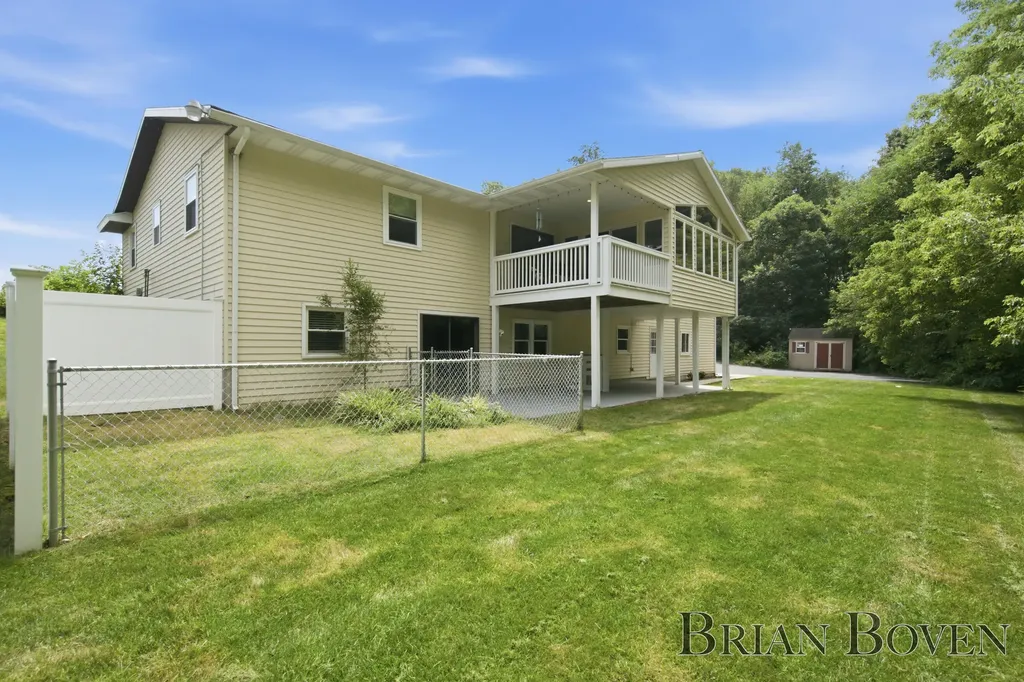 2704 Copper Hill Drive NE Grand Rapids Charter Township MI 49525