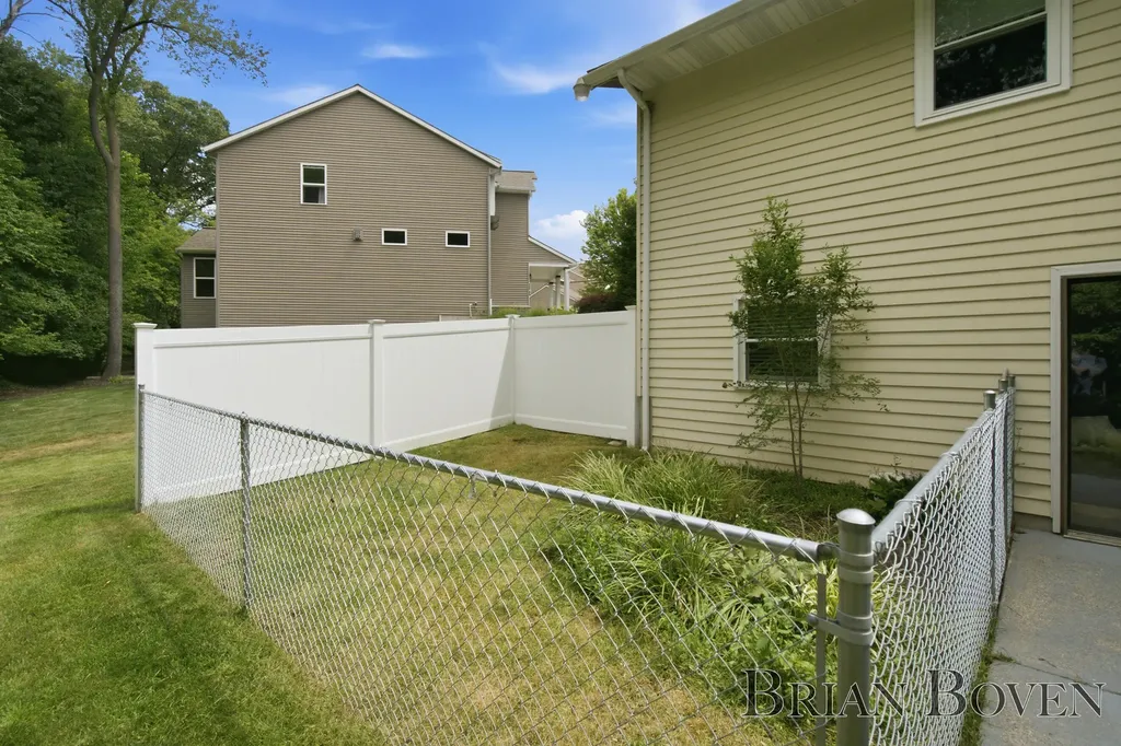 2704 Copper Hill Drive NE Grand Rapids Charter Township MI 49525