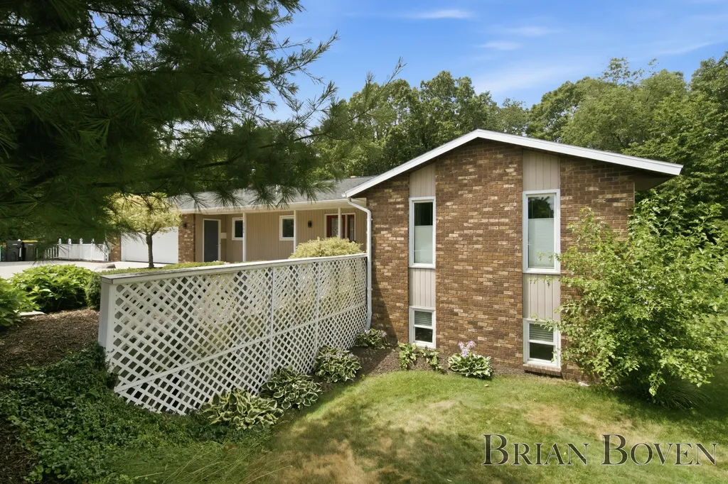 2704 Copper Hill Drive NE Grand Rapids Charter Township MI 49525