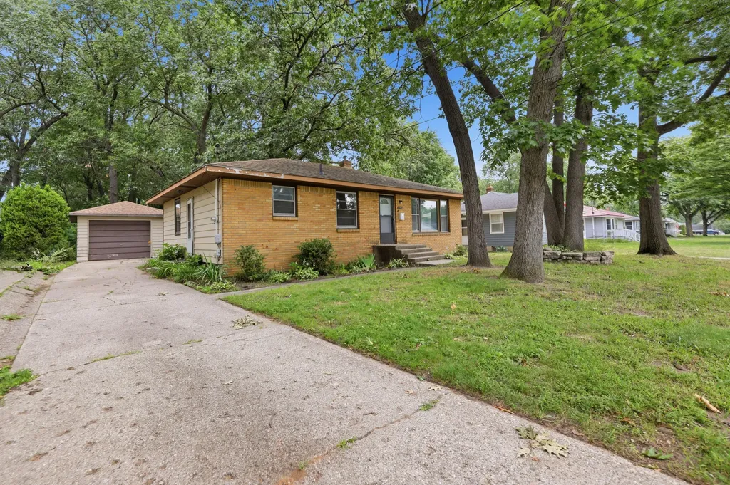 1711 SW Royal Oak Street SW Wyoming City MI 49519