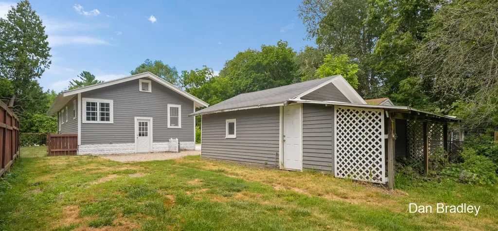 3056 Effie Place NE Grand Rapids City MI 49505