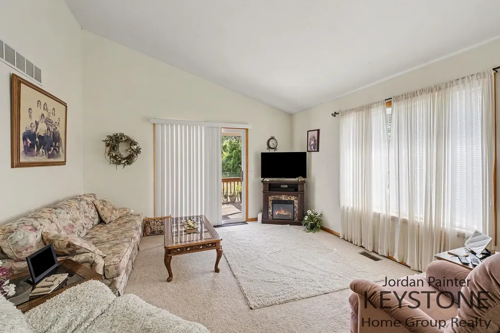 2117 Kinnrow Avenue NW Walker City MI 49534