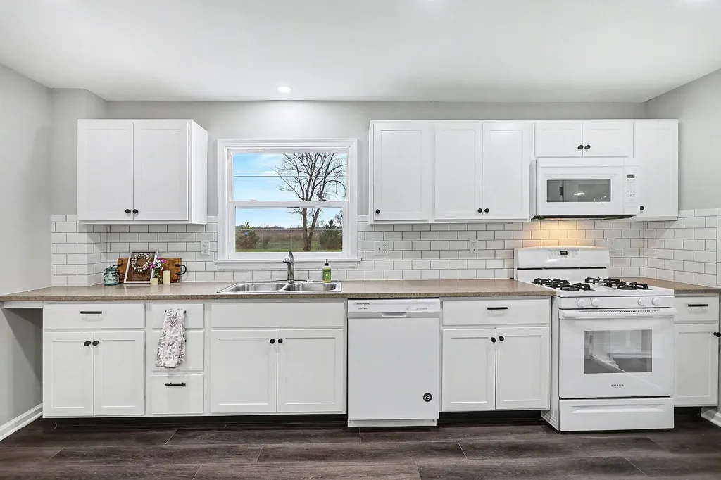 1048 S Kalamazoo Avenue Marshall City MI 49068
