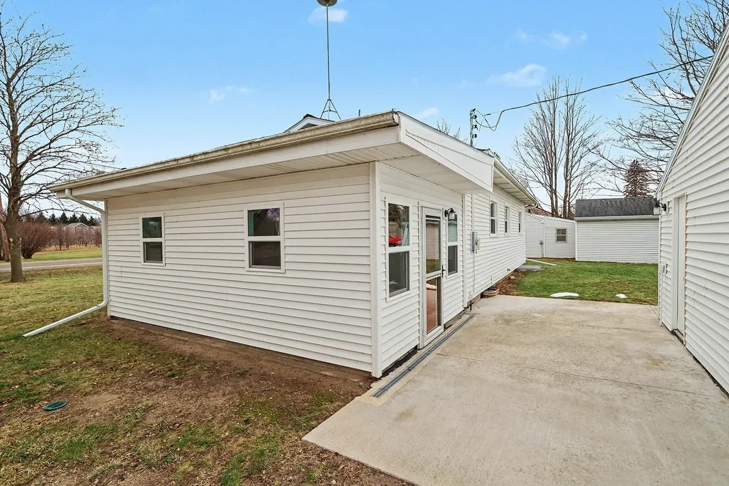 1048 S Kalamazoo Avenue Marshall City MI 49068