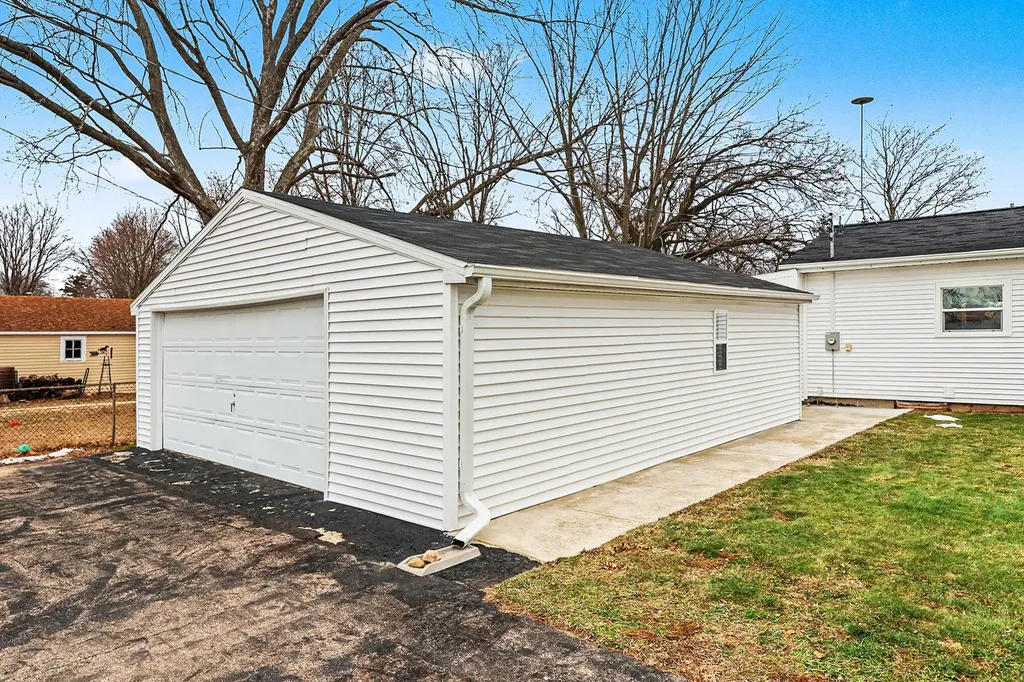 1048 S Kalamazoo Avenue Marshall City MI 49068