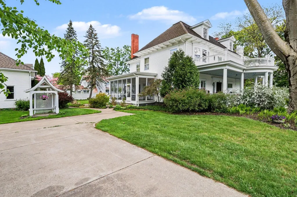 208 W Prospect Street Marshall City MI 49068