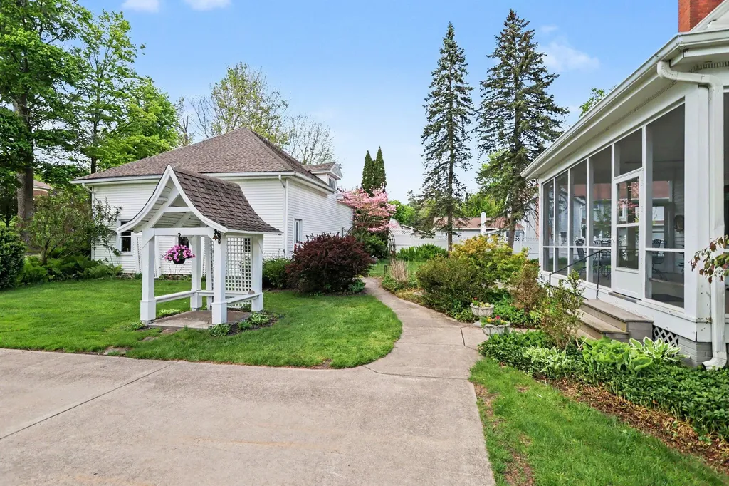 208 W Prospect Street Marshall City MI 49068
