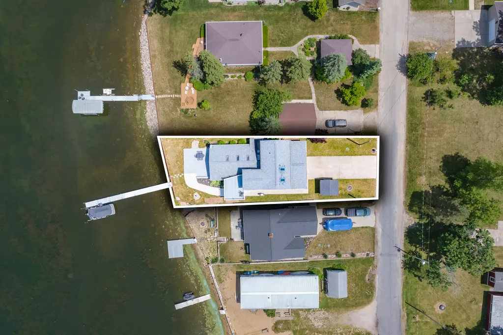 7118 Shoreline Drive Prairieville Township MI 49046